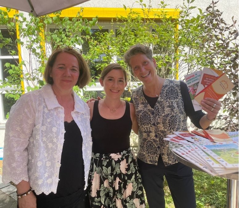 Die Epilepsieberatung Regensburg der KJF war beim Fest mit einem Informationsstand vertreten und bot eine kreative Bastelaktion an. Auf dem Bild v.li.n.re.: Leiterin des Kindergartens Marion Mazzaglia; Laura Meier, Leiterin der Epilepsieberatung und KJF-Abteilungsleiterin für Teilhabeleistungen für Kinder und Jugendliche, Chiara Thoma. (Foto: Olga Arnstein)
